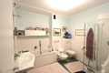 Badezimmer mit Dusche und Badewanne