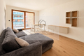Helles minimalistisches Wohnzimmer mit Balkonblick